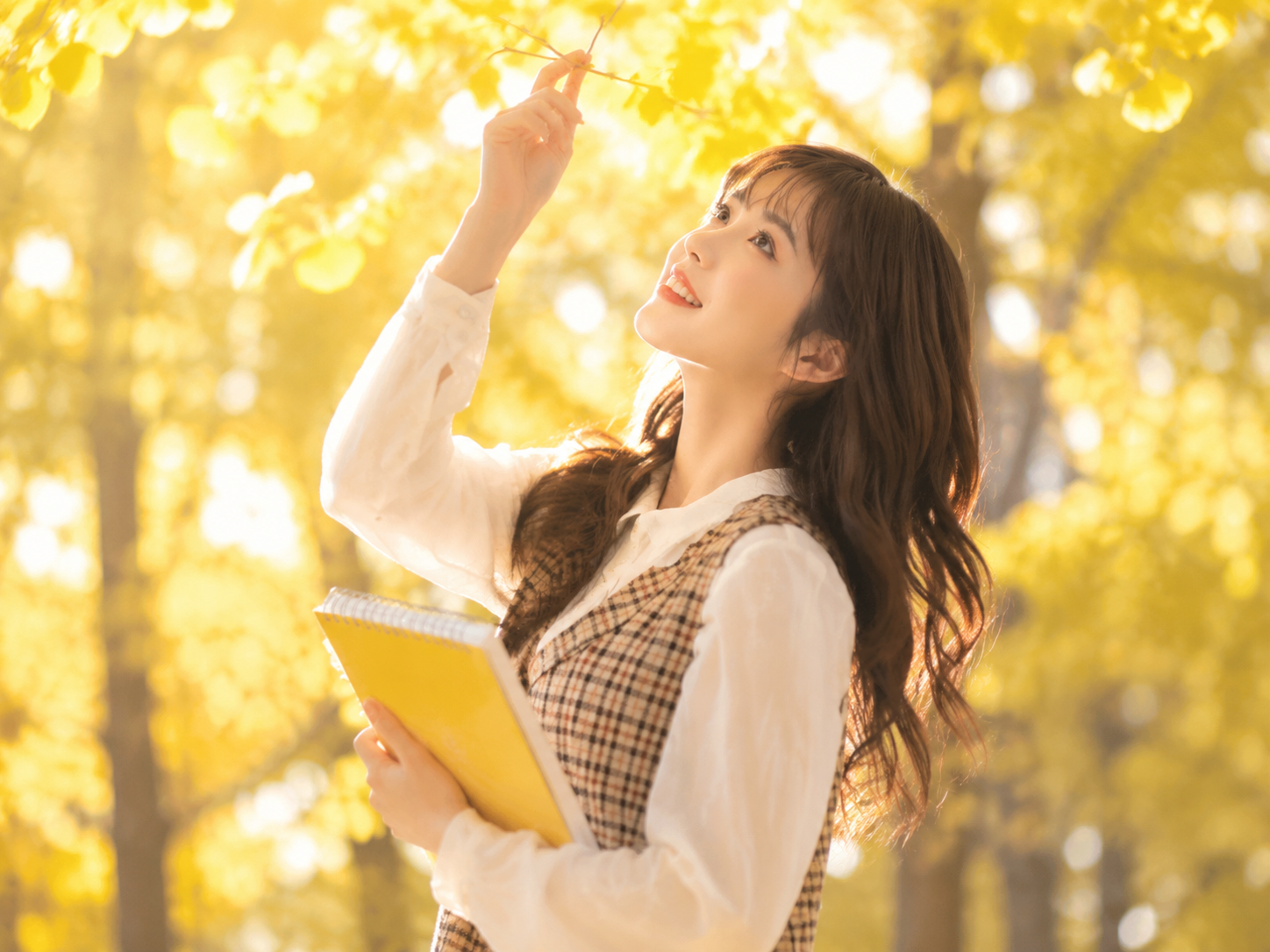 图片_一位年轻亚洲女性站在秋天的银杏树林中，身_1 - 荆州短剧AI公共图片素材